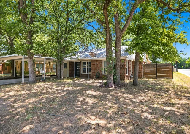 Photo 2 of Single family home for sale at 720 Thersa Dr, River Oaks, TX 76114 | MLS# 21348461 | Listing updated on 2026-09-13