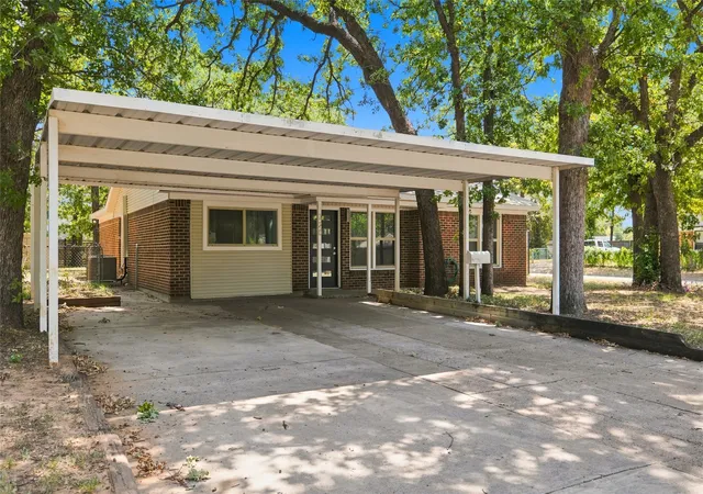 Photo 3 of Single family home for sale at 720 Thersa Dr, River Oaks, TX 76114 | MLS# 21348461 | Listing updated on 2026-09-13
