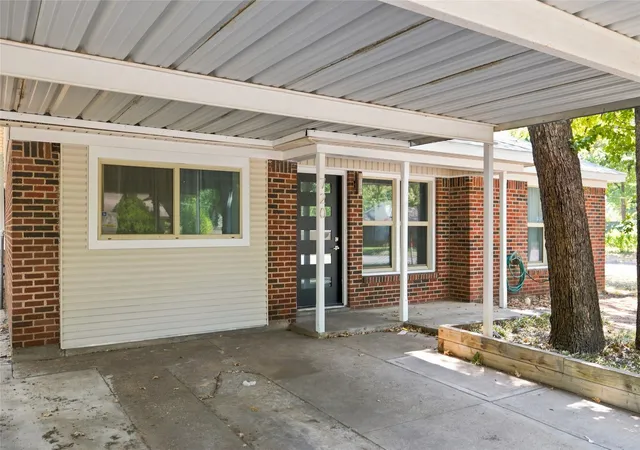 Photo 3 of Single family home for sale at 720 Thersa Dr, River Oaks, TX 76114 | MLS# 21348461 | Listing updated on 2026-09-13