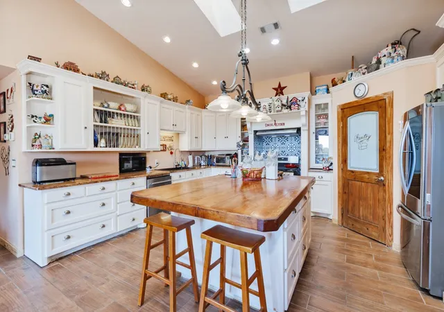 Photo 3 of House for sale at 148 Private Rd 169, Sunset, TX 76270 | MLS# 21347798 | Listing updated on 2026-09-13