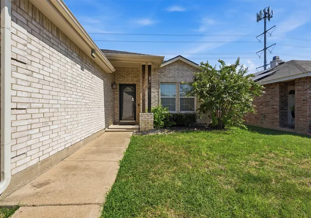 Photo 2 of Single family home for sale at 972 Mosaic Dr, Fort Worth, TX 76179 | MLS# 21347382 | Listing updated on 2026-10-01