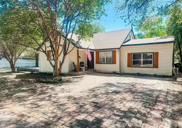 Photo 1 of Single family home for sale at 212 Penn St, Waxahachie, TX 75165 | MLS# 21348725 | Listing updated on 2026-09-08