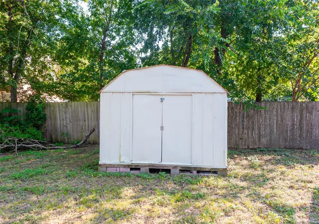 Photo 3 of Single family home for sale at 212 Penn St, Waxahachie, TX 75165 | MLS# 21348725 | Listing updated on 2026-09-29