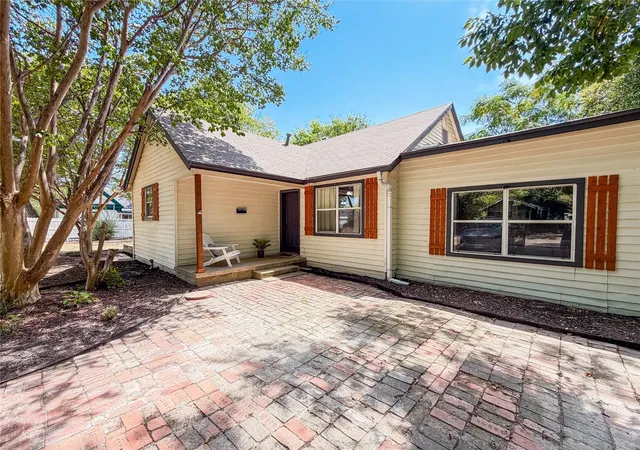 Photo 4 of Single family home for sale at 212 Penn St, Waxahachie, TX 75165 | MLS# 21348725 | Listing updated on 2026-09-29