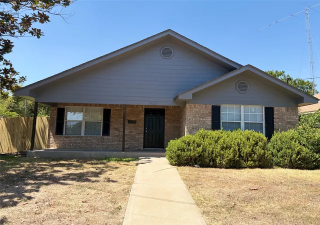 Single family home for sale at 2025 Lyle Ave, Waco, TX 76708 | MLS# 21324983