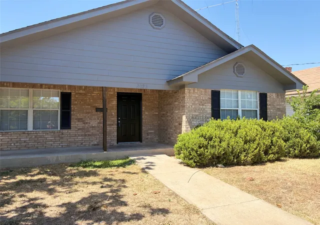 Photo 3 of Single family home for sale at 2025 Lyle Ave, Waco, TX 76708 | MLS# 21324983 | Listing updated on 2026-10-06