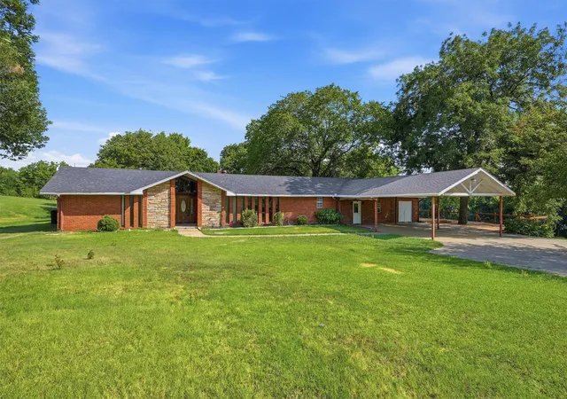 Photo 1 of Single family home for sale at 2011 W Houston St, Sherman, TX 75092 | MLS# 21347124 | Listing updated on 2026-09-14