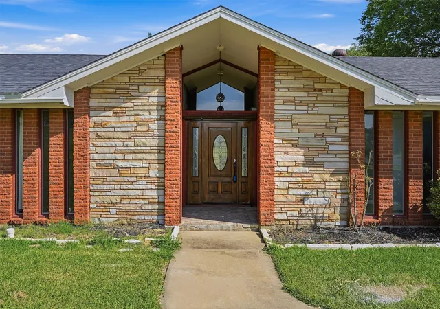 Photo 3 of Single family home for sale at 2011 W Houston St, Sherman, TX 75092 | MLS# 21347124 | Listing updated on 2026-09-14