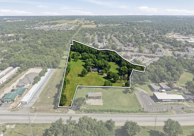 Photo 3 of Single family home for sale at 2011 W Houston St, Sherman, TX 75092 | MLS# 21347124 | Listing updated on 2026-10-01