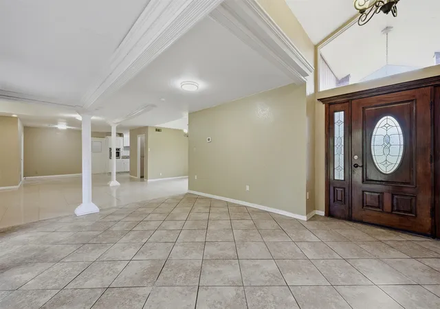 Photo 4 of Single family home for sale at 2011 W Houston St, Sherman, TX 75092 | MLS# 21347124 | Listing updated on 2026-10-01