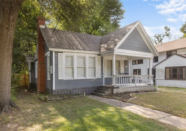 Single family home for sale at 641 8Th St Se, Paris, TX 75460 | MLS# 21348908