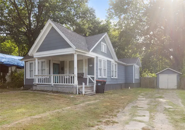 Photo 2 of Single family home for sale at 641 8th St Se, Paris, TX 75460 | MLS# 21348908 | Listing updated on 2026-09-08