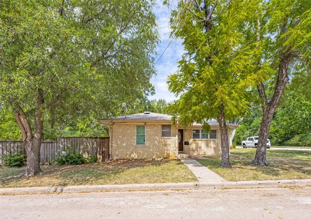 Photo 1 of Sale Pending at 1600 W Hull St, Denison, TX 75020 | MLS# 21349183 | Listing updated on 2026-09-14