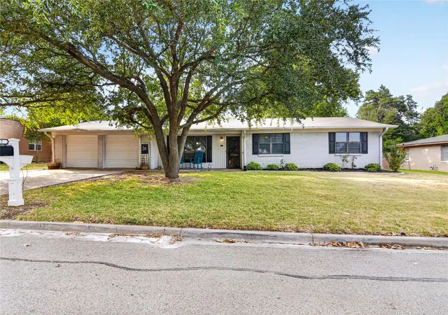 Photo 3 of Single family home for sale at 807 W Elizabeth Dr, Robinson, TX 76706 | MLS# 21349093 | Listing updated on 2026-09-13