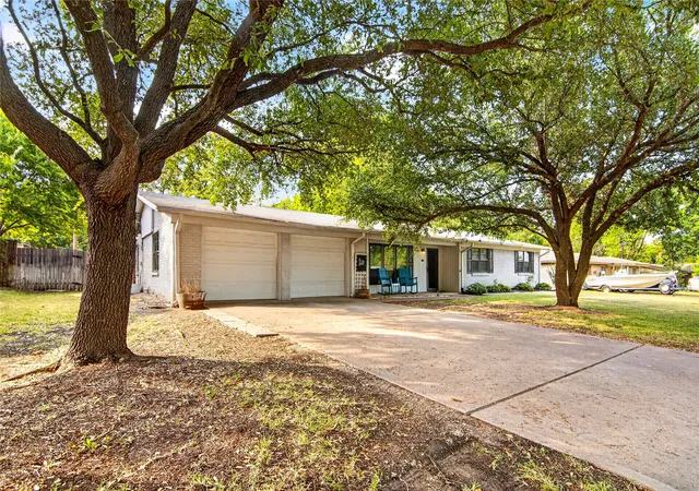 Photo 3 of Single family home for sale at 807 W Elizabeth Dr, Robinson, TX 76706 | MLS# 21349093 | Listing updated on 2026-09-13