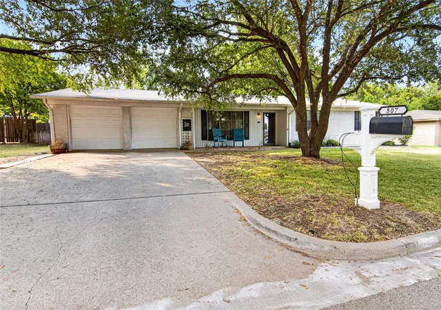 Photo 4 of Single family home for sale at 807 W Elizabeth Dr, Robinson, TX 76706 | MLS# 21349093 | Listing updated on 2026-09-13