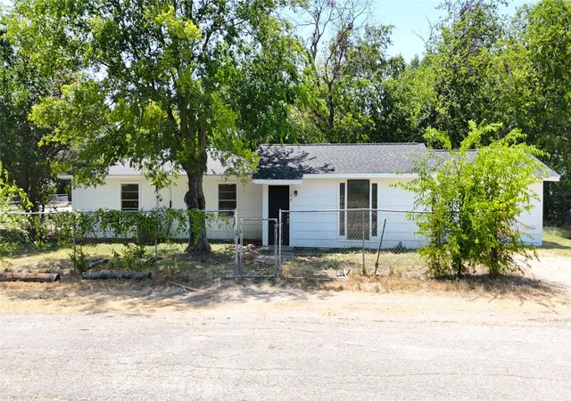 Photo 1 of Single family home for sale at 108 E Kirby Ave, Quinlan, TX 75474 | MLS# 21349413 | Listing updated on 2026-09-08