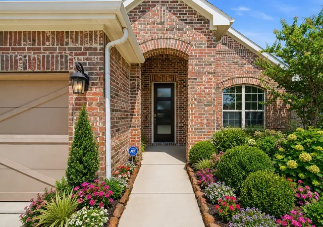 Photo 2 of Single family home for sale at 709 Bent Brook Rd, Oak Point, TX 75068 | MLS# 21336085 | Listing updated on 2026-10-04