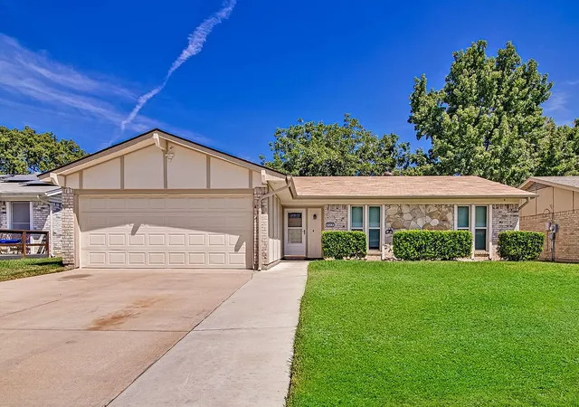 Single family home for sale at 223 Countryside Dr, Arlington, TX 76014 | MLS# 21349620