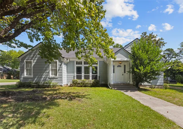 Photo 1 of Single family home for sale at 650 W Kaufman St, Paris, TX 75460 | MLS# 21349641 | Listing updated on 2026-09-19