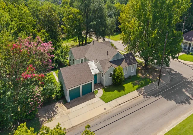 Photo 2 of Single family home for sale at 650 W Kaufman St, Paris, TX 75460 | MLS# 21349641 | Listing updated on 2026-09-19