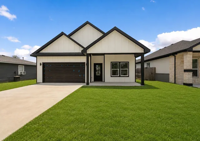 Photo 2 of Single family home for sale at 310 Dixon St, Terrell, TX 75160 | MLS# 21349805 | Listing updated on 2026-09-28