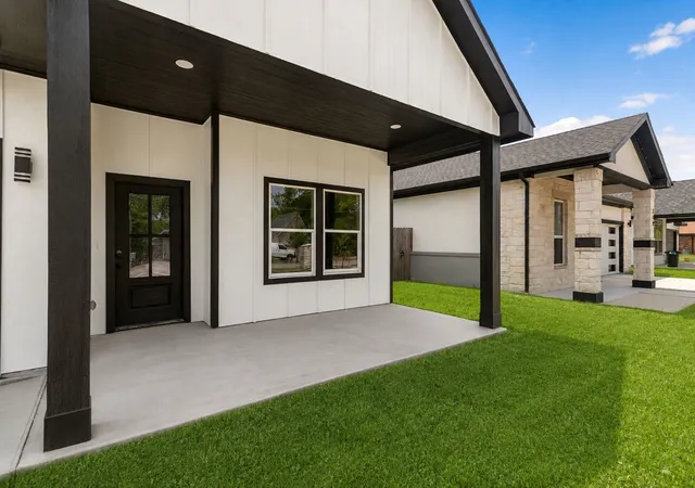Photo 3 of Single family home for sale at 310 Dixon St, Terrell, TX 75160 | MLS# 21349805 | Listing updated on 2026-09-28