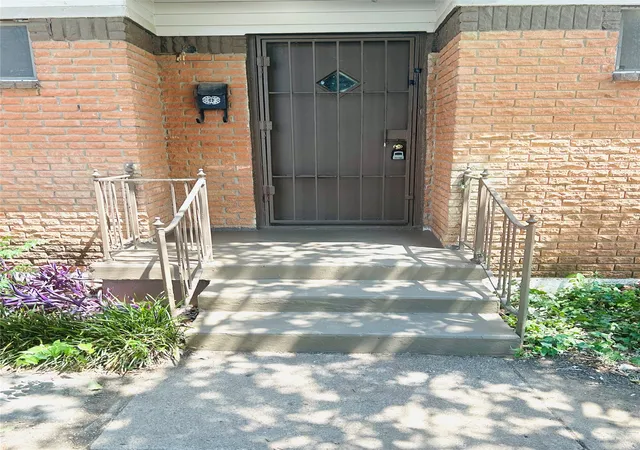 Photo 1 of Sale Pending at 1355 Glen Garden Dr, Fort Worth, TX 76104 | MLS# 21349871 | Listing updated on 2026-09-21