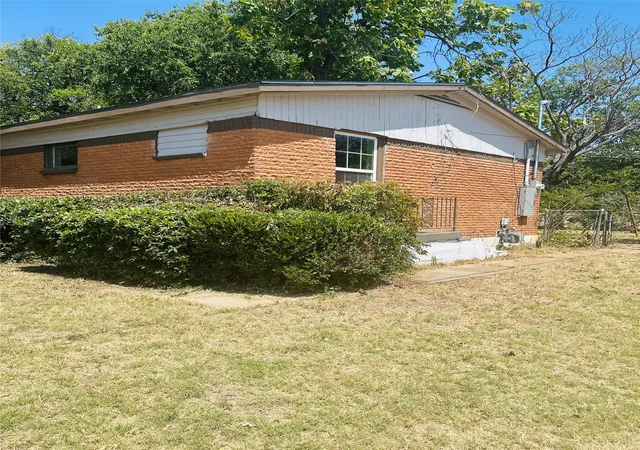 Photo 2 of Sale Pending at 1355 Glen Garden Dr, Fort Worth, TX 76104 | MLS# 21349871 | Listing updated on 2026-09-21