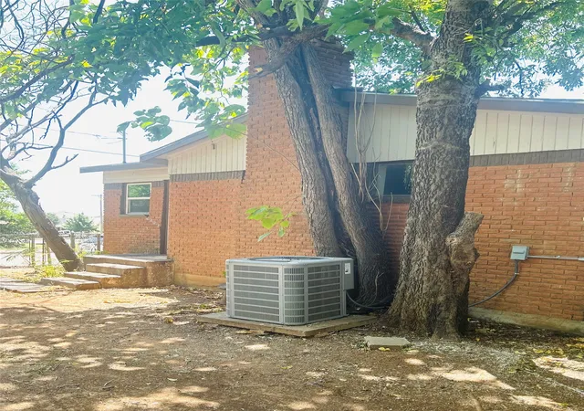 Photo 3 of Sale Pending at 1355 Glen Garden Dr, Fort Worth, TX 76104 | MLS# 21349871 | Listing updated on 2026-09-21