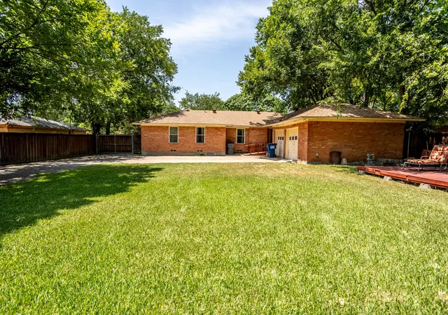 Photo 3 of Single family home for sale at 124 Martin Dr, Lancaster, TX 75146 | MLS# 21350100 | Listing updated on 2026-09-08