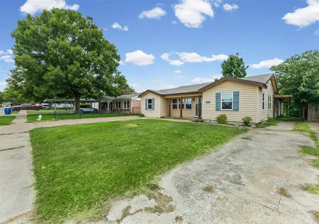 Photo 2 of Single family home for sale at 116 Highland Dr, Ennis, TX 75119 | MLS# 21350044 | Listing updated on 2026-09-12