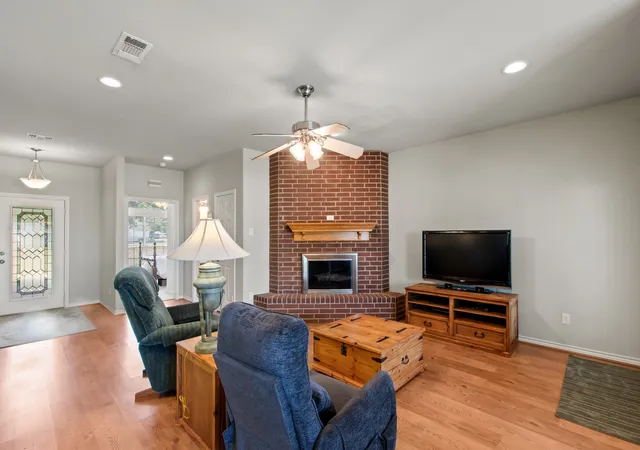 Photo 3 of Single family home for sale at 1237 Beach View, Seven Points, TX 75143 | MLS# 21348590 | Listing updated on 2026-09-11