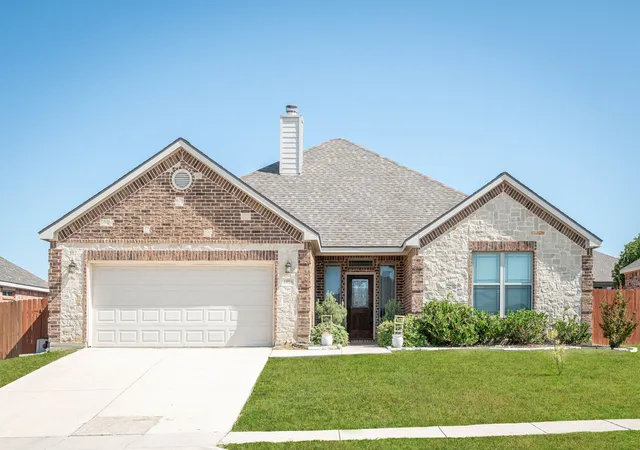 Photo 1 of Sale Pending at 4916 Lakepark Dr, Sanger, TX 76266 | MLS# 21350398 | Listing updated on 2026-09-10