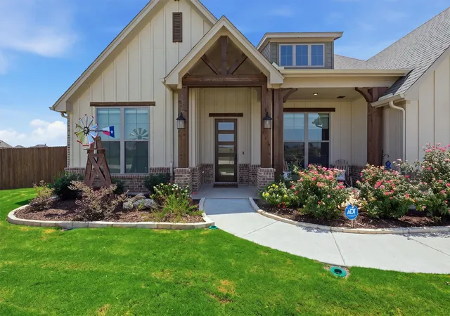 Photo 3 of Sale Pending at 101 Howling Ct, Godley, TX 76044 | MLS# 21349410 | Listing updated on 2026-09-10