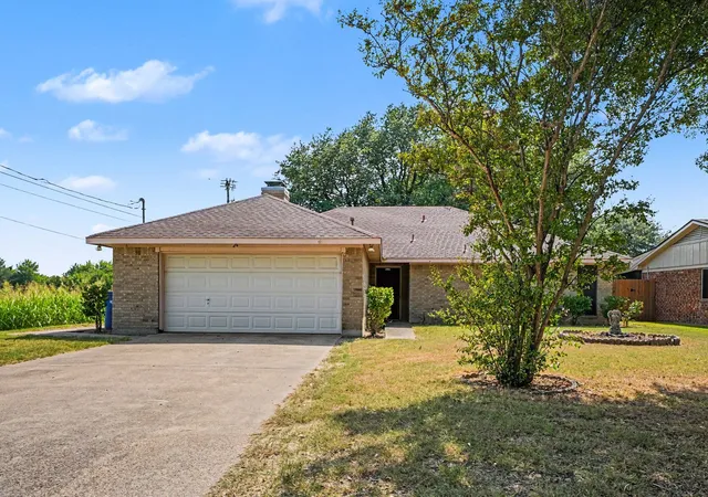 Photo 1 of Single family home for sale at 407 Lumpkin Dr, Ennis, TX 75119 | MLS# 21350357 | Listing updated on 2026-09-12
