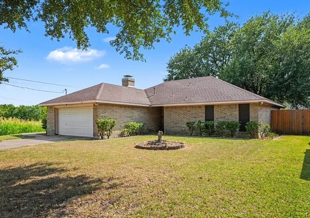 Photo 2 of Single family home for sale at 407 Lumpkin Dr, Ennis, TX 75119 | MLS# 21350357 | Listing updated on 2026-09-12