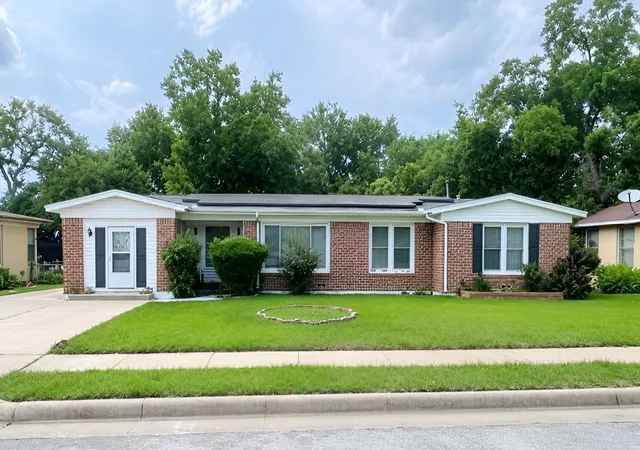 Photo 1 of Sale Pending at 2125 Ridgeview St, Fort Worth, TX 76119 | MLS# 21350619 | Listing updated on 2026-09-11