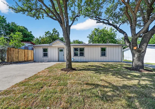 Photo 2 of Sale Pending at 4613 Forbes St, Fort Worth, TX 76105 | MLS# 21349189 | Listing updated on 2026-09-12