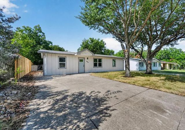 Photo 3 of Sale Pending at 4613 Forbes St, Fort Worth, TX 76105 | MLS# 21349189 | Listing updated on 2026-09-12