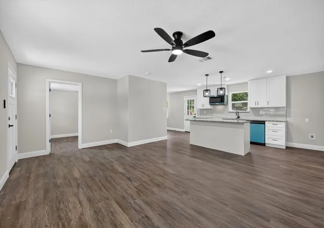 Photo 4 of Sale Pending at 4613 Forbes St, Fort Worth, TX 76105 | MLS# 21349189 | Listing updated on 2026-09-12