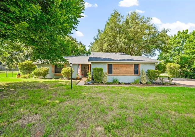 Photo 1 of Single family home for sale at 209 Live Oak Ln, Burleson, TX 76028 | MLS# 21337938 | Listing updated on 2026-09-10