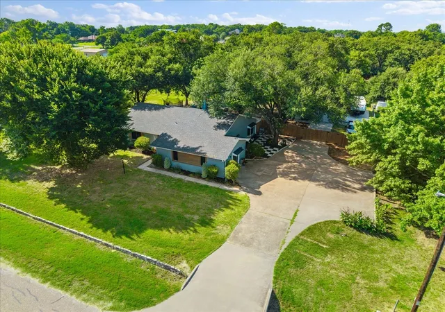 Photo 2 of Single family home for sale at 209 Live Oak Ln, Burleson, TX 76028 | MLS# 21337938 | Listing updated on 2026-09-10