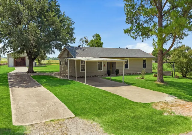 Photo 3 of Sale Pending at 191 Klutts Dr, Rockwall, TX 75032 | MLS# 21347911 | Listing updated on 2026-09-17