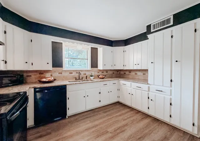 Photo 3 of Single family home for sale at 2002 Mimosa Dr, Corsicana, TX 75110 | MLS# 21350893 | Listing updated on 2026-09-11