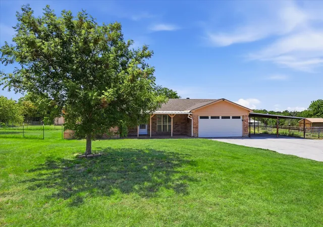 Photo 2 of Single family home for sale at 892 Highland Cir, Springtown, TX 76082 | MLS# 21335997 | Listing updated on 2026-09-10