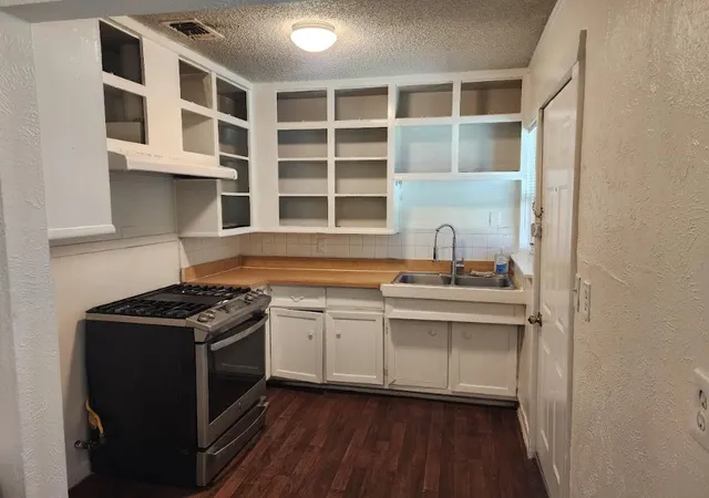 Photo 4 of Single family home for sale at 813 Choctaw Tr, Grand Prairie, TX 75051 | MLS# 21340519 | Listing updated on 2026-09-09