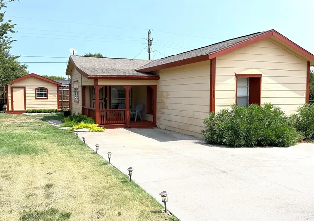 Photo 1 of Manufactured home for sale at 111 Ivy Ln, Roanoke, TX 76262 | MLS# 21350803 | Listing updated on 2026-09-12