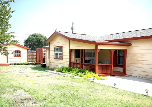 Photo 3 of Manufactured home for sale at 111 Ivy Ln, Roanoke, TX 76262 | MLS# 21350803 | Listing updated on 2026-09-12