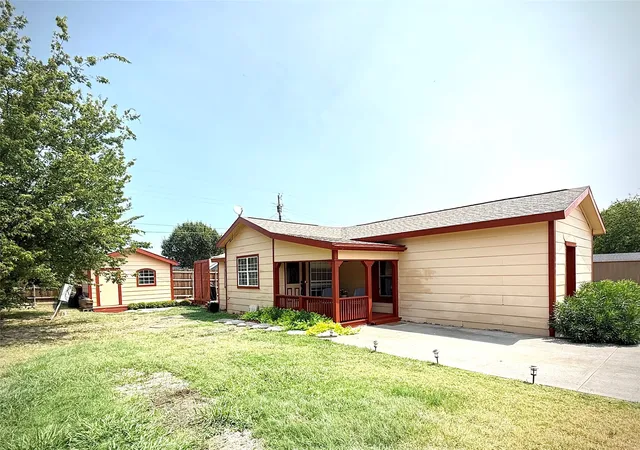 Photo 3 of Manufactured home for sale at 111 Ivy Ln, Roanoke, TX 76262 | MLS# 21350803 | Listing updated on 2026-09-12